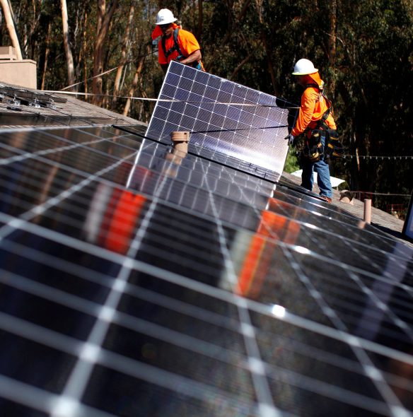 FILE PHOTO: Solar installers from Baker Electric place solar panels on the roof of a residential home in Scripps Ranch, San Diego, California, U.S. October 14, 2016. Picture taken October 14, 2016.  REUTERS/Mike Blake/File Photo